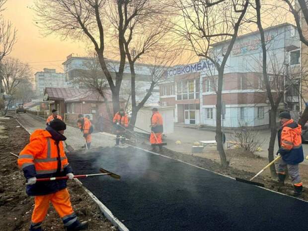 Во Владивостоке ремонтируют тротуары