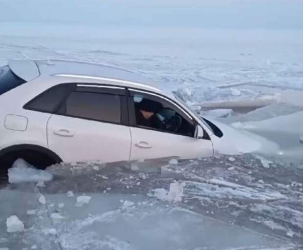 «Окунул автомобиль в прорубь»: в Приморье китаец на Audi провалился под лёд