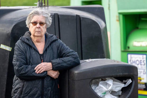 Пенсионерку оштрафовали на $800 за коробку с ее адресом, выпавшую из мусора