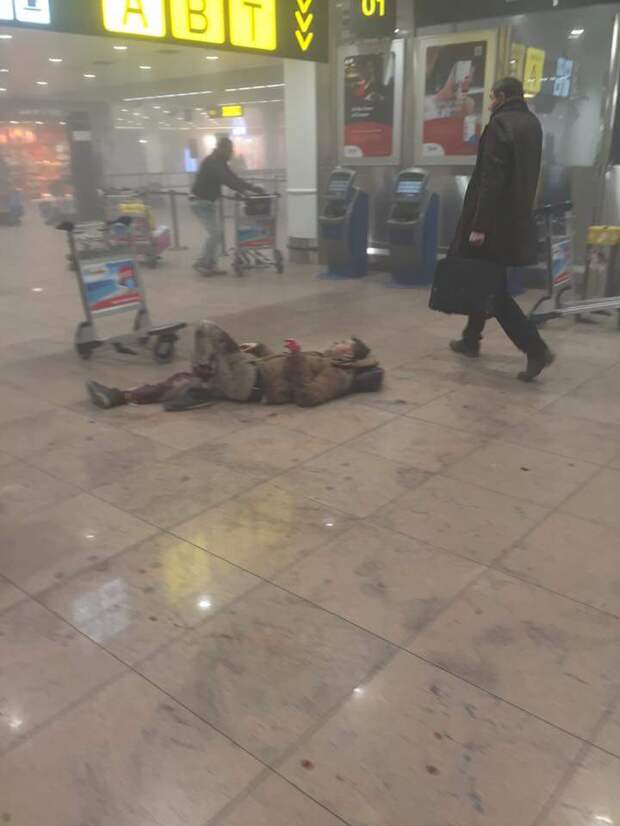 Теракты в Брюсселе: мощные взрывы прогремели в аэропорту и метро Теракты в Брюсселе: мощные взрывы прогремели в аэропорту и метро аэропорт, брюссель, взрыв, метро, теракт