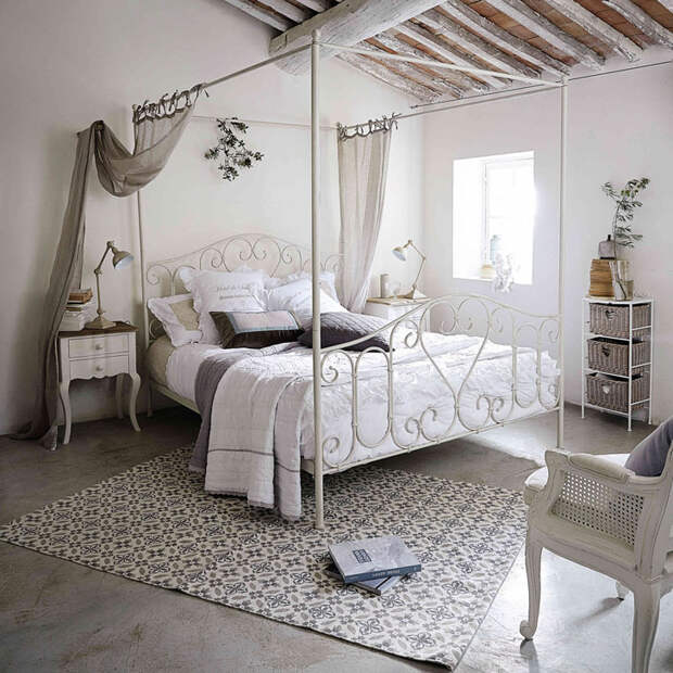 Красивая кровать с легким балдахином цвета льна в классическом французском интерьере спальни