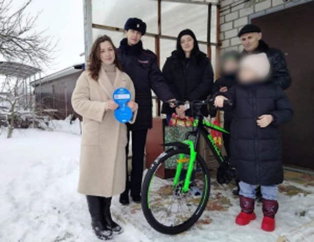 В Краснодарском крае полицейские и общественники исполнили новогоднее желание 9-летней Алины