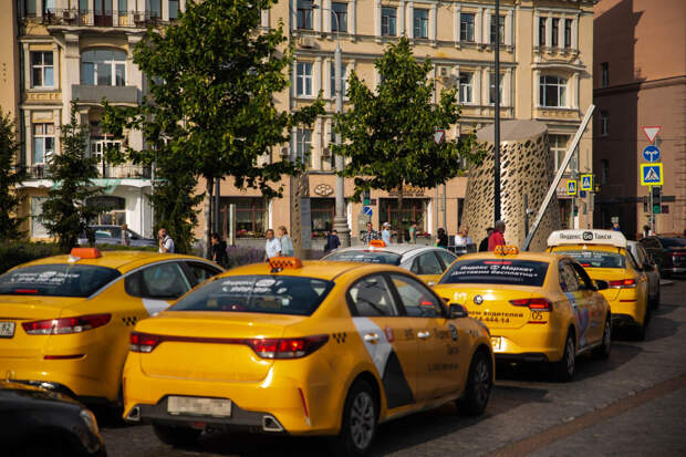 ЗакС одобрил введение штрафов за «неправильный» цвет такси в Санкт-Петербурге