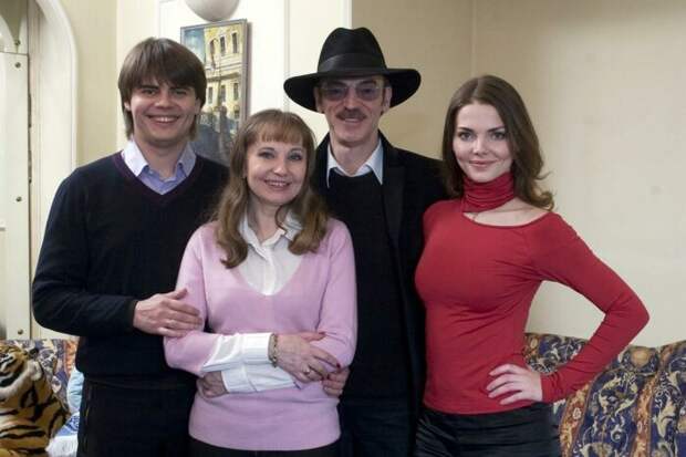 Елизавета Боярская младше своего брата Сергея на 5 лет. 