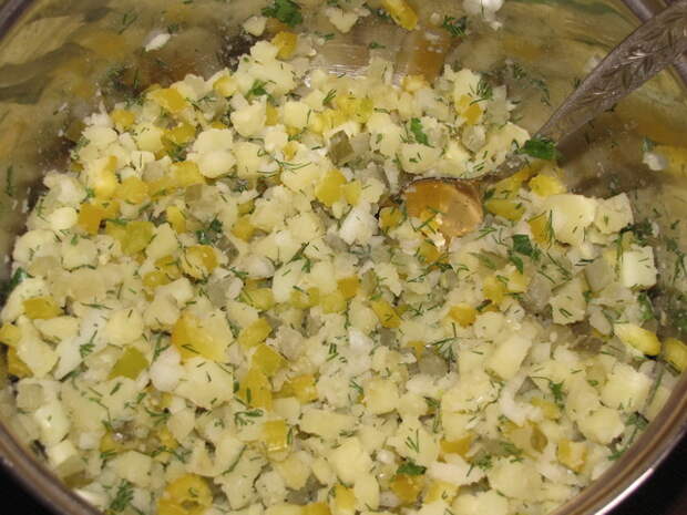 Смешать все в кастрюле. пошаговое фото этапа приготовления картофельного салата