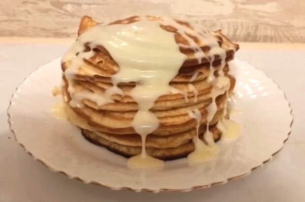 Диетолог Поляков посоветовал не запивать блины молоком