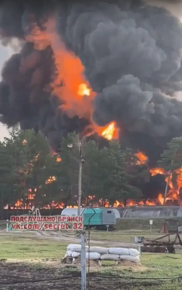 Взрывы на нефтяных объектах в Брянске попали на видео, пожар локализован