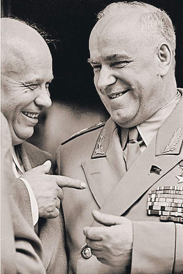 Хрущев улыбался Жукову в лицо, а в кармане держал фигу. Фото: EAST NEWS