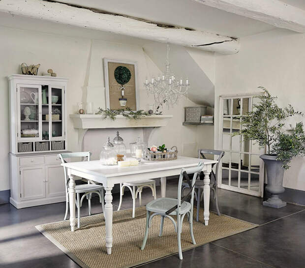 белая мебель и серый вазон в интерьере кухни