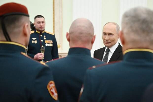 Путин вручил госнаграды военным в День защитника Отечества