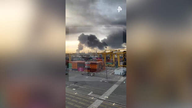 Порт Дубая охвачен огнем после атак Ирана