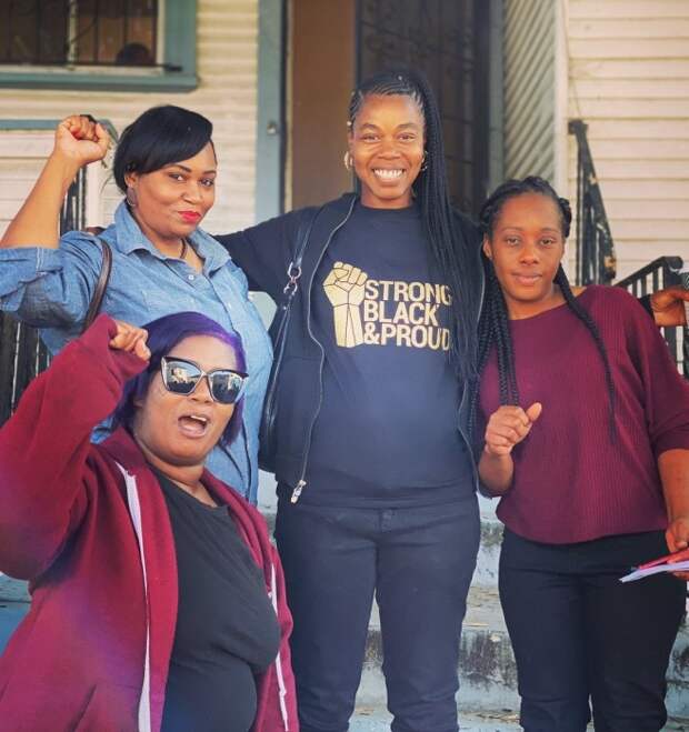Все те же члены организации «Moms 4 Housing», захватившие чужой, дом радуются решению суда и поддержке общественности. | Фото: twitter.com.