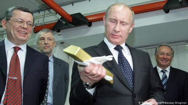 Владимир Путин со слитком золота
