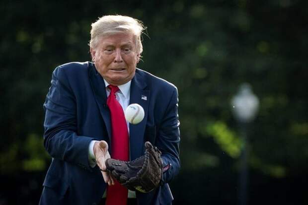 Трамп ловит мяч Трамп ловит мяч