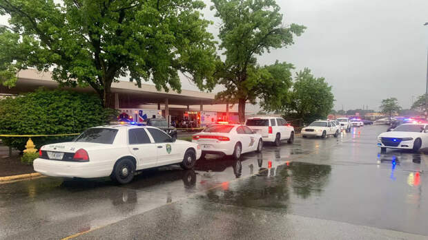В Индианаполисе мужчина расстрелял толпу покупателей в торговом центре