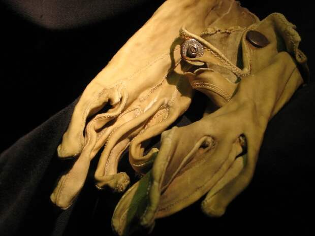 Перчатки из натуральной человеческой кожи. Бухенвальд. (1943 год).