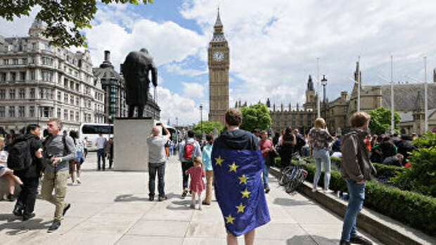 Мужчина с флагом ЕС на Парламентской площади Лондона, Великобритания. 25 июня 2016. Архив