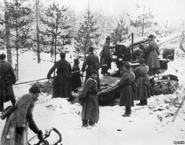 Советско-финская война (193–1940). Бойцы Красной Армии обстреливают финские укрепления из артиллерийского орудия.