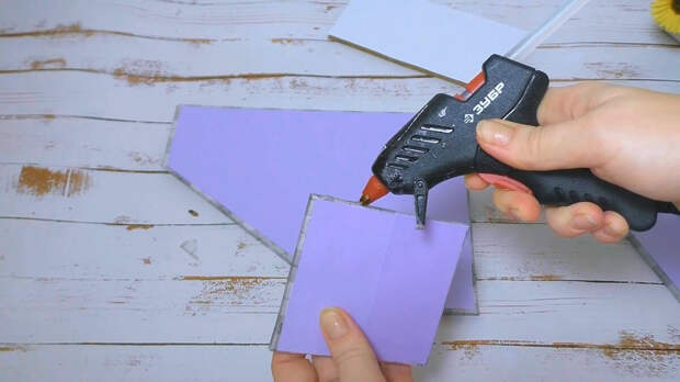 Применила упаковочную бумагу и старый гофрированный картон. чтобы сделать функциональные органайзеры для дома.