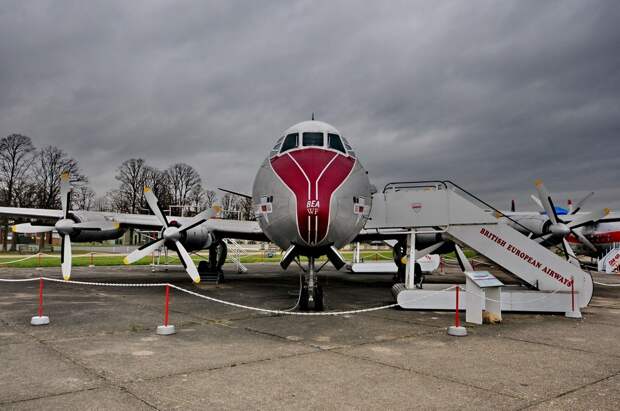 Vickers 701 Viscount авиакомпании BEA в музее самолетов в Даксфорде Vickers 701 Viscount авиакомпании BEA в музее самолетов в Даксфорде