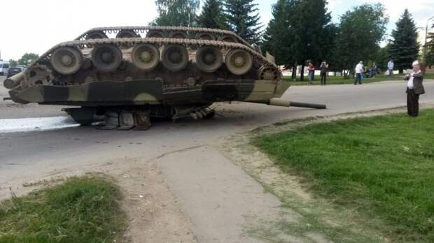 В подмосковном Наро-Фоминске перевернулся танк авария, военная техника, дтп, курьез, прикол, танк