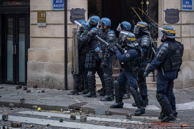 Париж - битва за бензин. Погромы с 6 часов утра