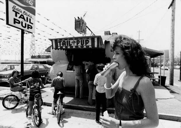 Сигурни Уивер ест хот-дог, Лос-Анжелес, 1983 год голливуд, кино, фото