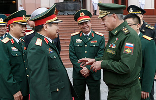 Министр обороны Вьетнама Нго Суан Лить (второй слева) и министр обороны РФ Сергей Шойгу (справа) 