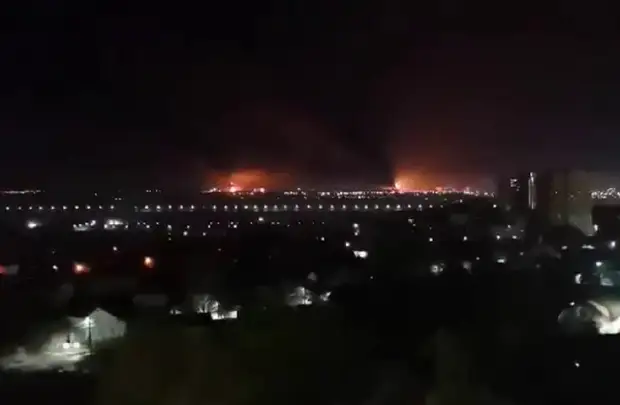 Ночью в Брянске на территории нефтебазы произошел крупный пожар - загорелись сразу два объекта