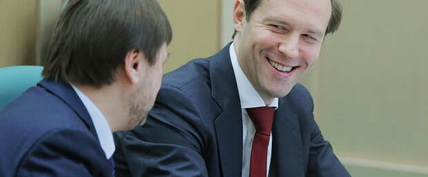 Министр промышленности и торговли РФ Денис Мантуров (справа) во время пленарного заседания верхней палаты Федерального Собрания Российской Федерации