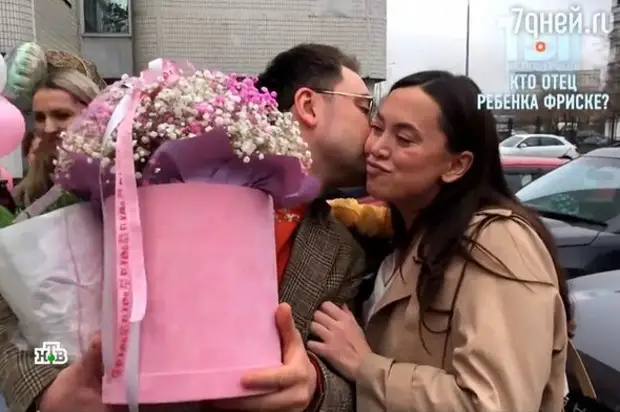 Встретил с цветами: Наталья Фриске показала отца своего новорожденного ребенка