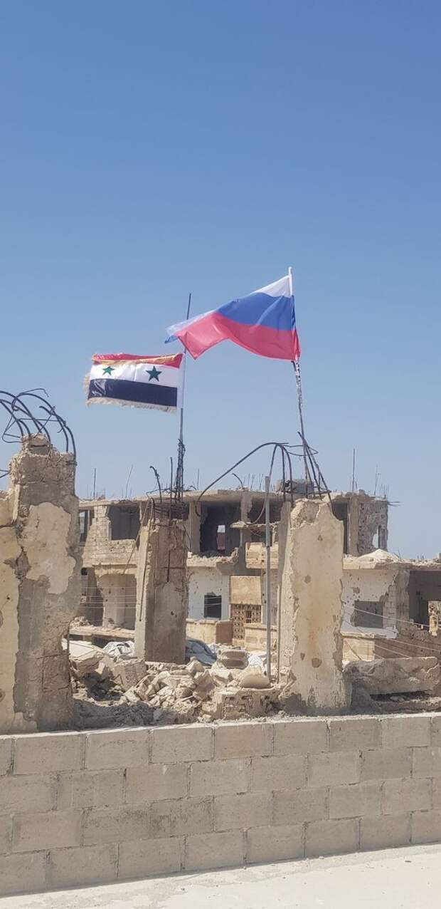 Российские флаги над колыбелью "сирийской революции"