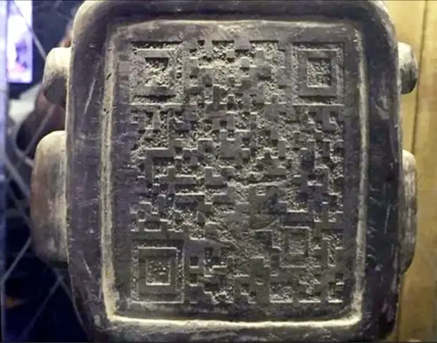 Загадочная фигурка майя с матричным кодом вместо лица