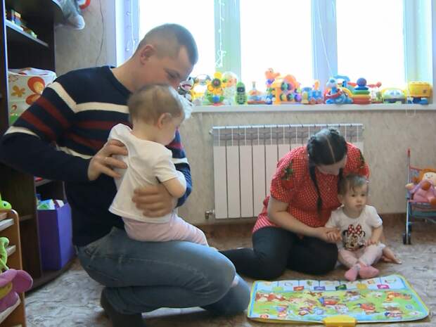 Видео: В Смоленске родителям первого ребенка доступно оформление ежемесячных выплат из материнского капитала