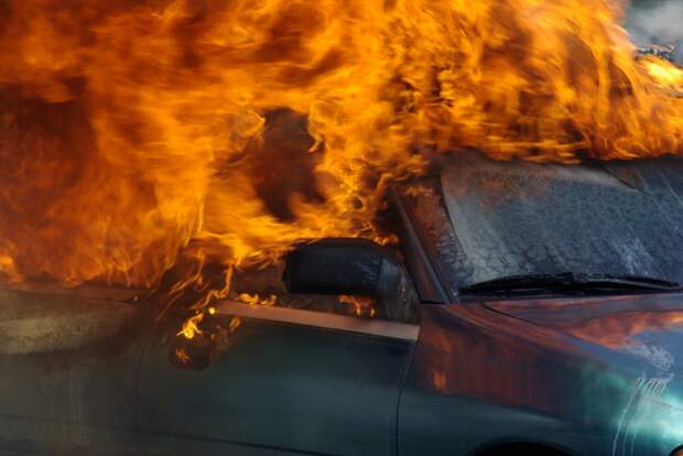 Во Франции в новогоднюю ночь из-за фейерверков сгорели 813 автомобилей