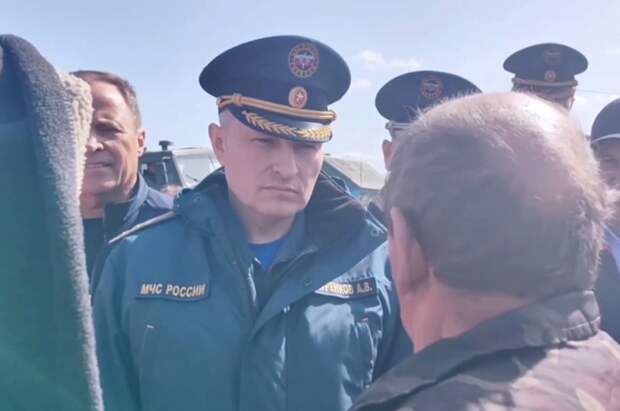 Глава МЧС Куренков призвал говорить правду людям в зоне паводка