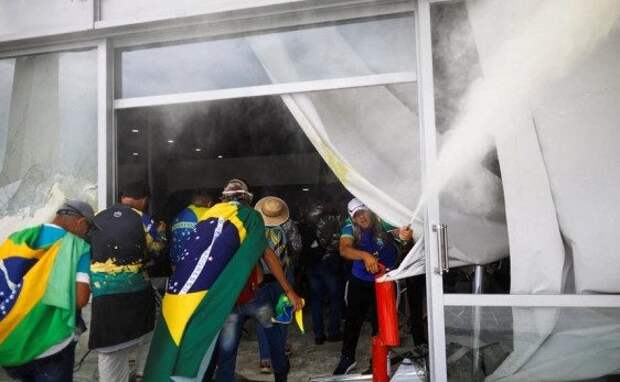 Сторонники экс-президента Бразилии захватили здание Национального конгресса