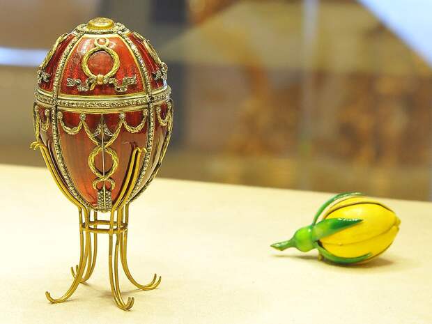 Яйцо «Бутон розы», 1895 – пасхальный подарок наследника престола Николая Александровича супруге. Золото, прозрачная красная и непрозрачная белая эмаль, алмазы. Сюрприз: золото, непрозрачная зелено-желтая эмаль