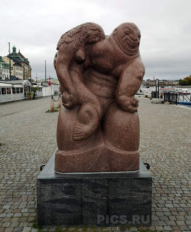 Памятник Русалочке в Стокгольме.
