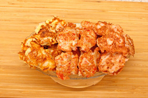 Фото к рецепту: Куриное мясо в трёх видах кляра: из колбасного сыра, крабовых палочек и колбасы