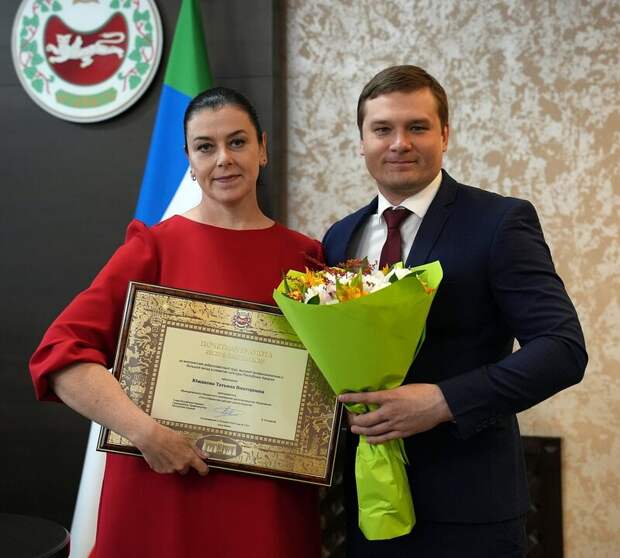 Глава Хакасии Валентин Коновалов вручил государственные награды деятелям культуры, спорта и образования