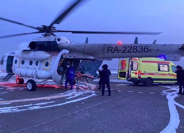 Хирург из Тувы Эргил Чадамба проник под завалы рухнувшего здания и провел ампутацию мужчине, ноги которого были придавлены. За операцию в опасных условиях без наркоза и ампутационного набора доктора наградили медалью МЧС, премией Минздрава и сертификатом на миллион рублей. Авария произошла 5 декабря 2021 года. Во время демонтажа 13-этажного здания газорезчики подрезали основания колонн и строение рухнуло на работников. Один мужчина погиб мгновенно, другой – оказался под завалами: конструкция упала на ноги.  В течение 9 часов спасатели пробирались к пострадавшему через завалы.