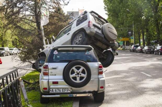 Дамочка в Mitsubishi Pajero Junior запрыгнула на дамочку в Toyota RAV4