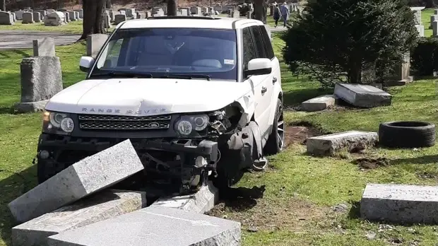 Владелица Range Rover весьма неудачно попрактиковалась в вождении