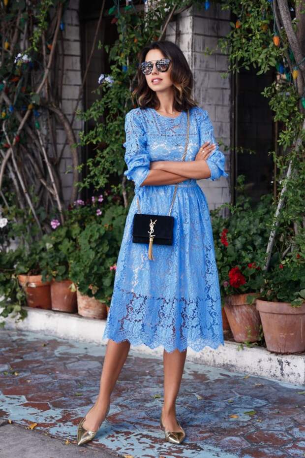 На фото: голубое кружевное платье с длинными рукавами.
