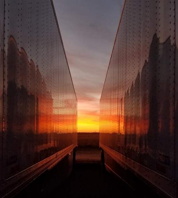 Кто бы мог подумать, что два грузовика на закате могут выглядеть так романтично красота, перфекционизм, симметрия