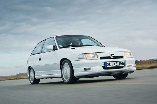 Сравнить Opel Astra GSi 16V и VW Golf 2.8 VR6