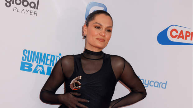 «Настоящие слезы»: британской певице Джесси Джей удалили грудь