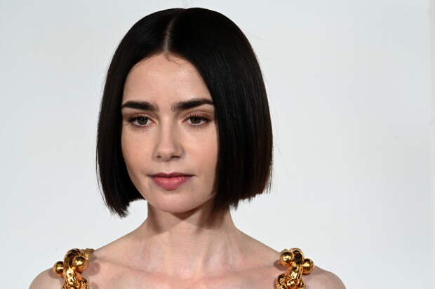 «Виктория всегда будет круче, чем я»: Лили Коллинз повторила культовую прическу Виктории Бекхэм