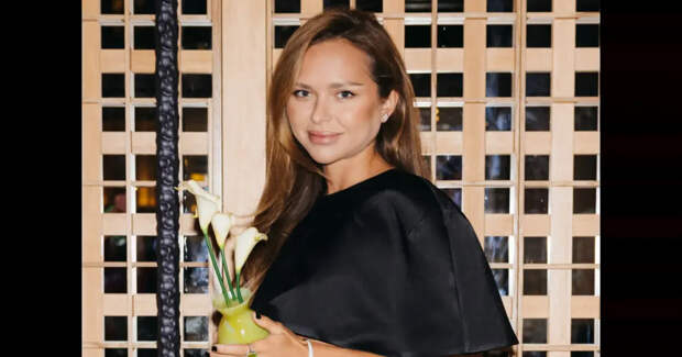 Евгения Медведева с женихом, Стеша Маликова, Елена Летучая и Артемий Лебедев на открытии ресторана Motto Azabu